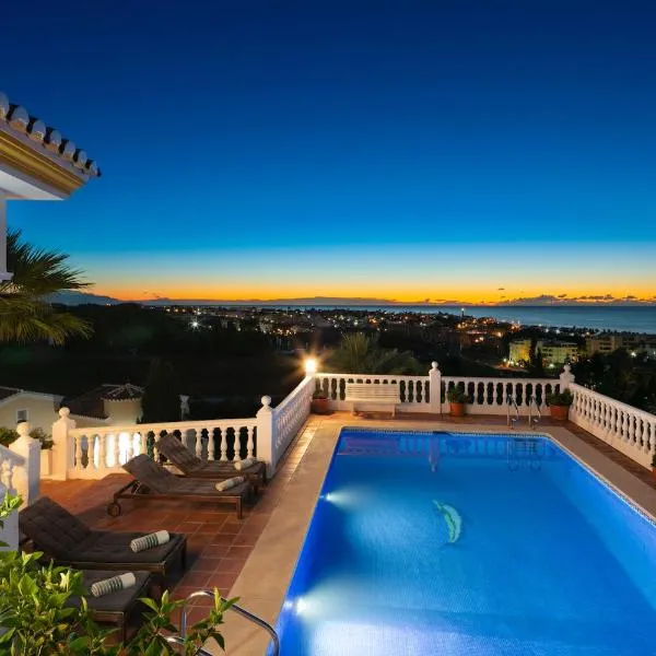 Large Family Villa 500m From Beach with Stunning Views, hotel v destinácii Mijas Costa