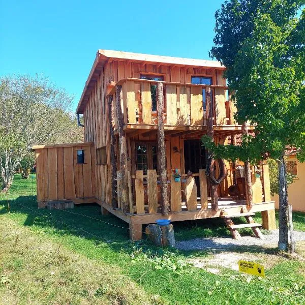 Cabane insolite TOUT CONFORT Chalet Gites Luzy Morvan Bourgogne, hotel in Cuzy