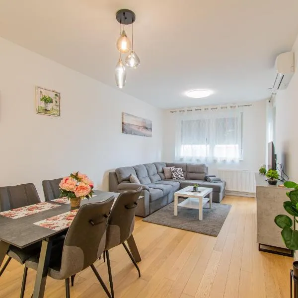 Flexible SelfCheckIns 42 - Zagreb - Luxury - Garage Parking - Loggia - Brand New, hotel in Zagreb
