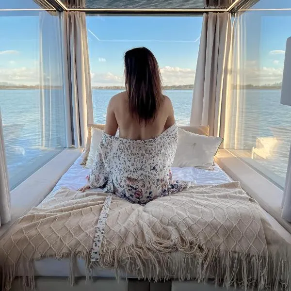 Domki na wodzie - HT Houseboats - with sauna, jacuzzi massage chair, hotell i Osieki