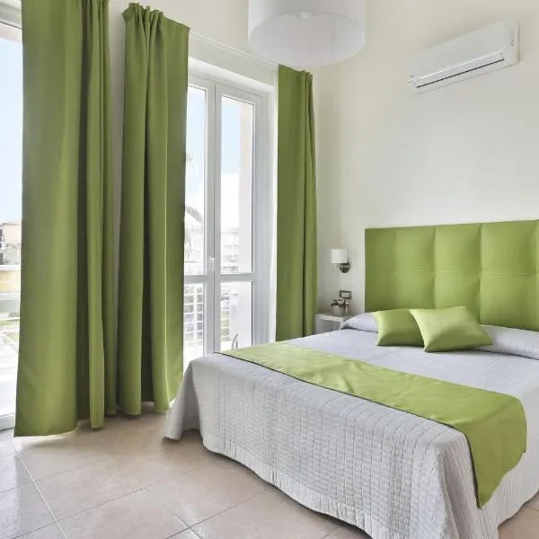 Hotel Nuovo Tirreno โรงแรมในลิโด ดิ กามาโยเร