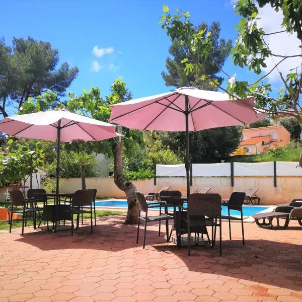 Apartments Bilic with garden & swimming pool - 50m from the beach, hotel v destinácii Pješčana Uvala
