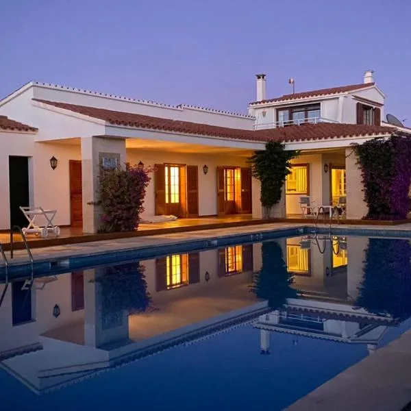 LA CALMA Espectacular villa con jardín y piscina en Menorca, hotel v destinaci S'Algar