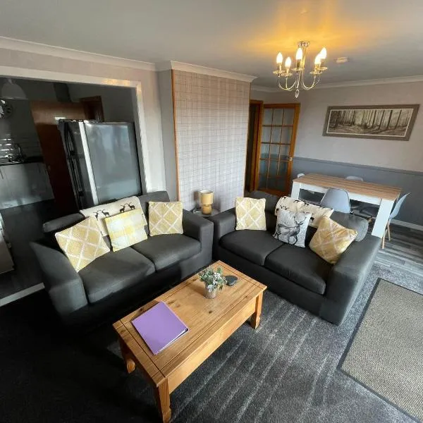 Self Catering Spacious 2 Bed Apartment with sea views, hotel in Gairloch