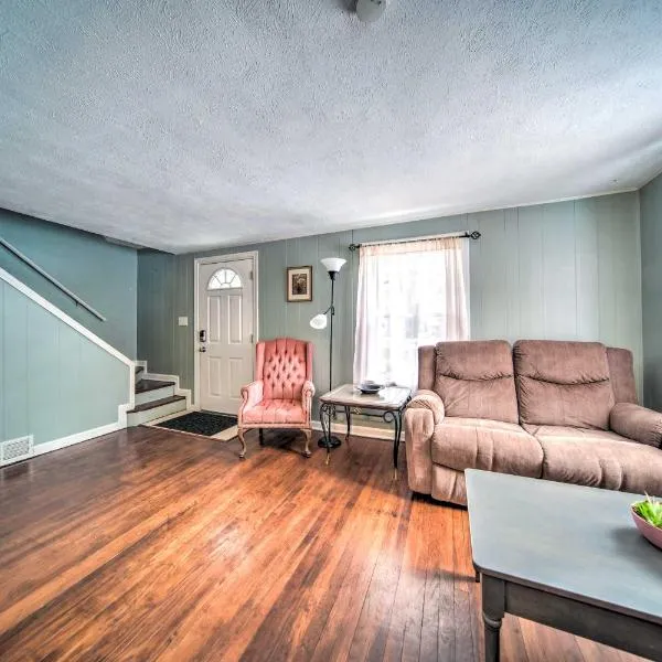 Eastlake Home w/ Patio < 1 Mi to Lake Erie!, hotel i Eastlake