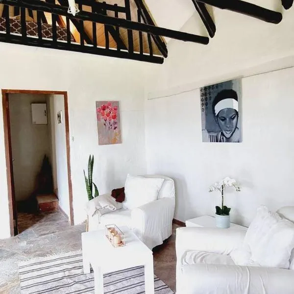 The Loft: Cosy 1 Bed Loft W/ Amazing View and Pool, hotel in Bothaʼs Hill