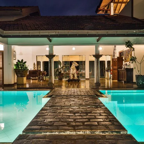 Villa Hundira, hotel v Negombu