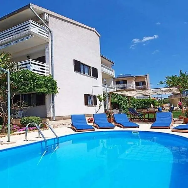Apartments Zadro، فندق في تريبونج