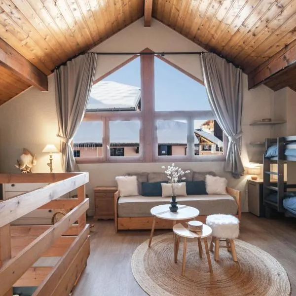 Le Chalerick - triplex rénové 6 à 8 personnes - hyper centre Valmeinier 1800 - ski aux pieds, hotel in Valmeinier