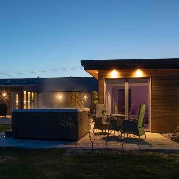 Amazing Cottage & detached Annex sleeps 8, Extra Deep Hot tub, Super Fast wifi, New for 2024 is the addition of Wood Fired Sauna, hotel v destinaci Castle Douglas