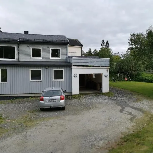 Big, spacious apartment with free parking, hotel in Tromsø