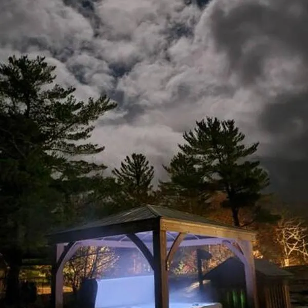 4BR Honey Harbour Cottage | Hot Tub & Fire Pit, hotel v destinaci Honey Harbour