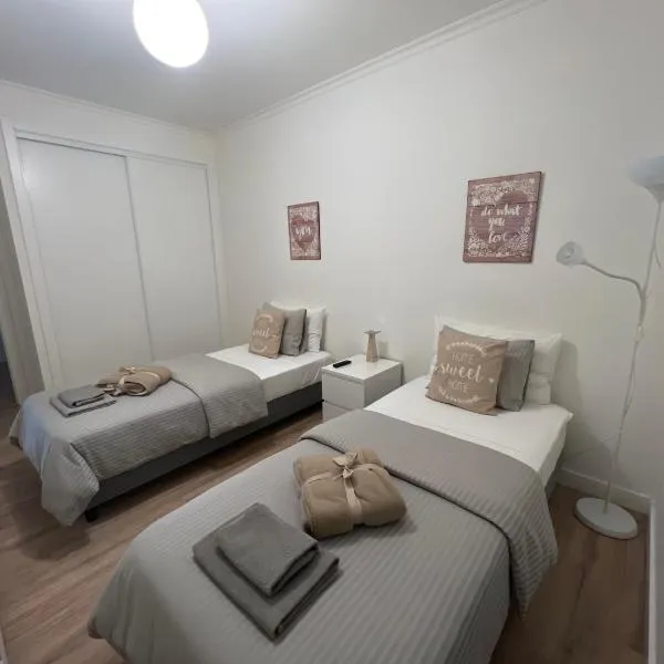 Modern Twin Room with a balcony, hôtel à Montijo