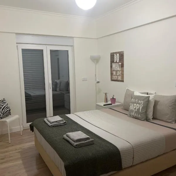 Modern Double Room with Private Balcony, מלון במונטיז'ו