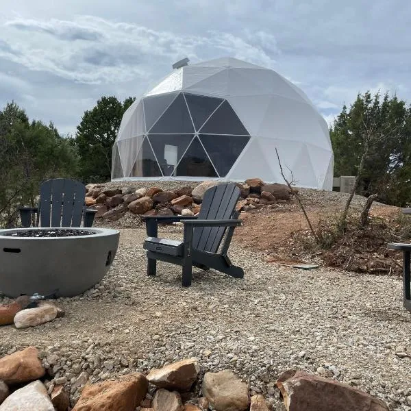Canyon Rim Domes - A Luxury Glamping Experience!!, hotel in Verdure