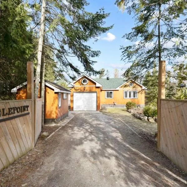 Modern Chic Cottage - Hot Tub, Sauna, Tay Trail, hotel v destinaci Waubaushene