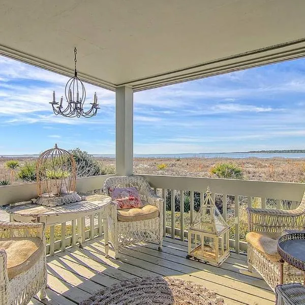 Luxury Seabrook Beachfront w/Spectacular Sunsets, hotel v destinaci Seabrook Island