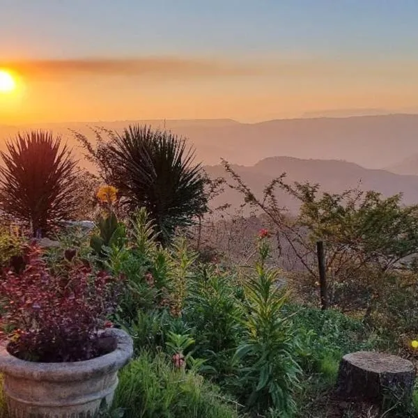 Best view of 1000 Hills with shared pool., khách sạn ở Elangeni