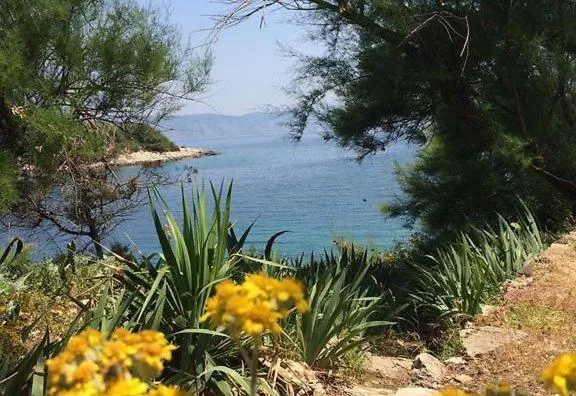 Hvar beach vacation: Vrboska şehrinde bir otel