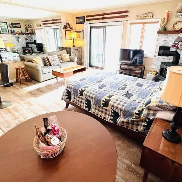 Attitash Mountain Village Studio - Slope View - Ski - Storyland, hotel in Bartlett
