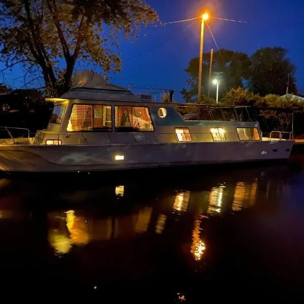 The Lily Pad Boatel Houseboat, hotel in Savanna
