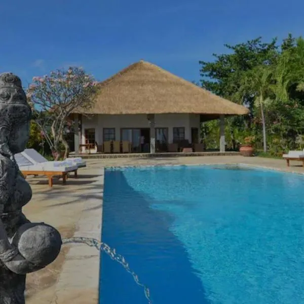 Beachfront Private VILLA & POOL, hotelli kohteessa Banjar