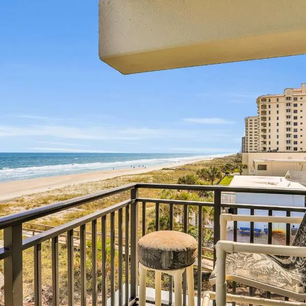 Oceanfront condo with pool, amazing view, balcony & beach access，位于Baptist Medical Center/Beaches Heliport的酒店