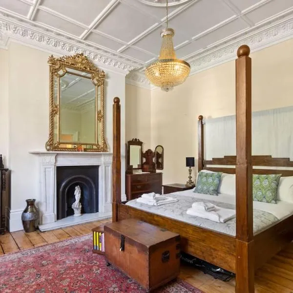 Luxurious Victorian, a few minutes from the beach, hotell sihtkohas Hollington