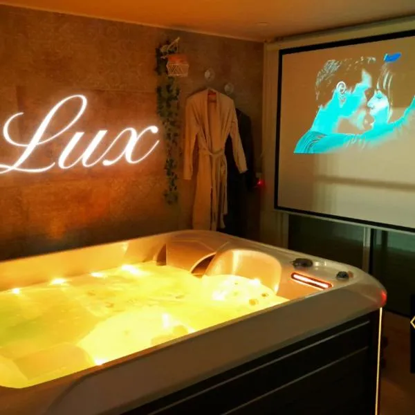 Lux, chambre spa privatif Valenciennes – hotel w mieście Aulnoy