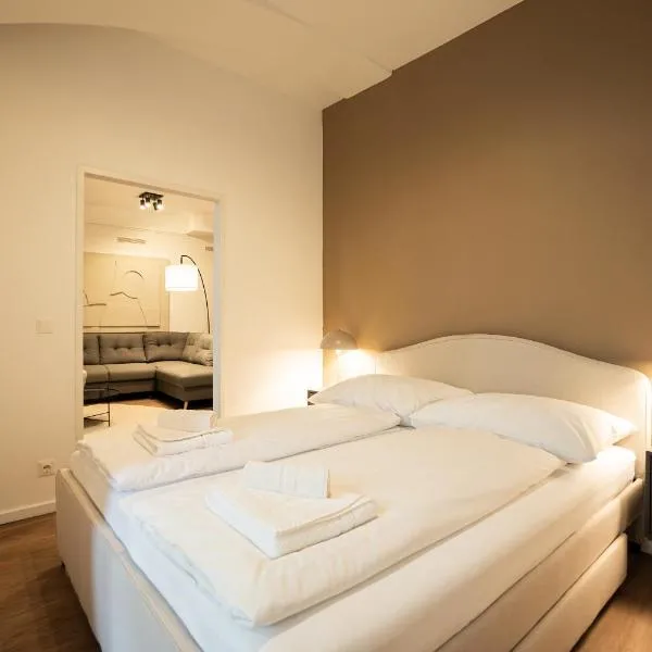 Stylish apartment with dedicated working space and super king-size bed located between city centre and Donau river, hotel en Viena