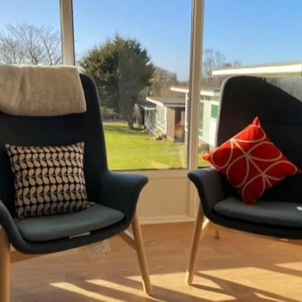 The View. Stylish modern Chalet in great location., khách sạn ở Cromer