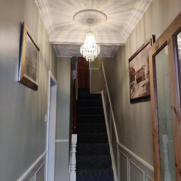 Brads Place - Central Ballymena close to everything, hotel in Ballymena