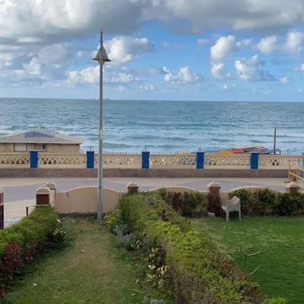 Renovated super Lux Apartment Chalet Direct sea view 2 bed rooms Al Mamourah شاليه الترا لوكس شاطىء المعموره دور اول على البحر مباشره مع كارنيهات الدخول طوال السنه و الشاطىء الخاص من اول مايو لنهايه اكتوبر للعائلات فقط, hotel v destinaci Alexandria