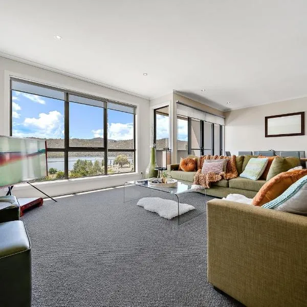 Jasper 4 - 3BR Apartment l Central Location l Lake Views l WiFi l Air-Con, hotel in Jindabyne