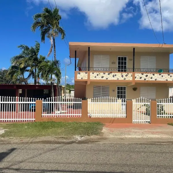 Bright 2BR in Aguadilla 7 Mins to Beaches 2nd Floor Retreat, hotel v destinaci Camaceyes