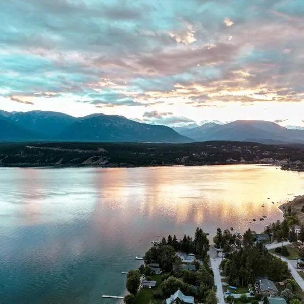 Oasis Getaway, Mins to Lake, King Bed, Dbl Garage, hotel in Invermere