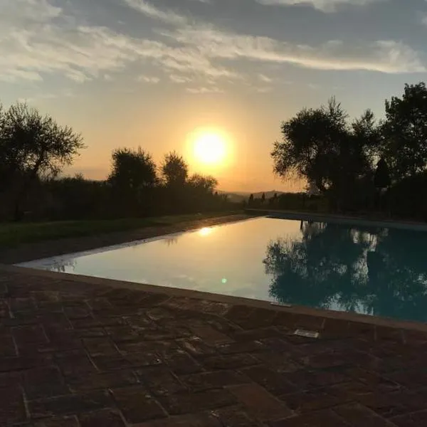 Rododendro casa sulle colline Toscane vicino San Giminiano, hotel v destinaci Montaione