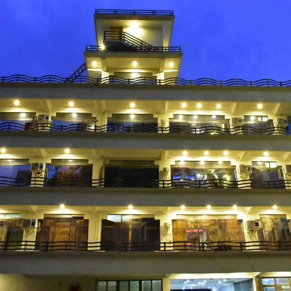 Almas Hotel Fizaghat Mingora Swat, hotel v destinaci Swat