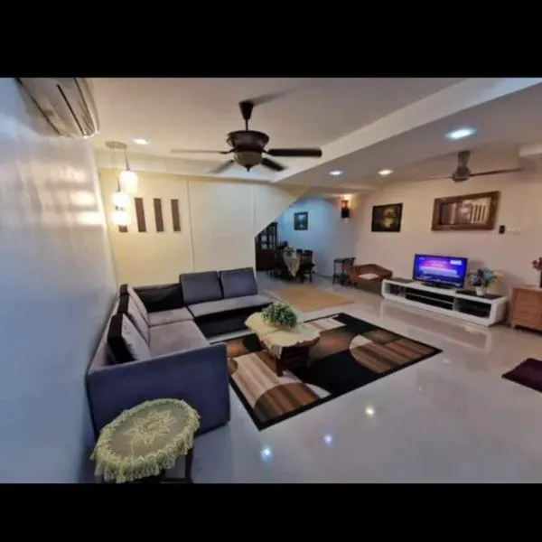 A Spacious 3BR 2storey House Taman Kosas Ampang、アンパンのホテル