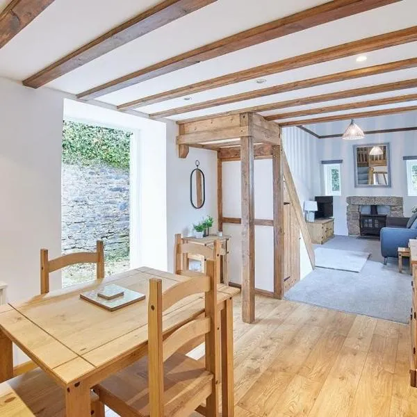 Woodland cottage in Cornwall with walled garden, hotel in Mullion