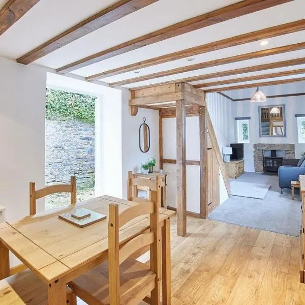 Woodland cottage in Cornwall with walled garden, hotel in Helston