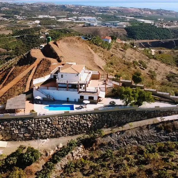 Villa El Palomar Azul with pool and sea view, hotel a Benajarafe