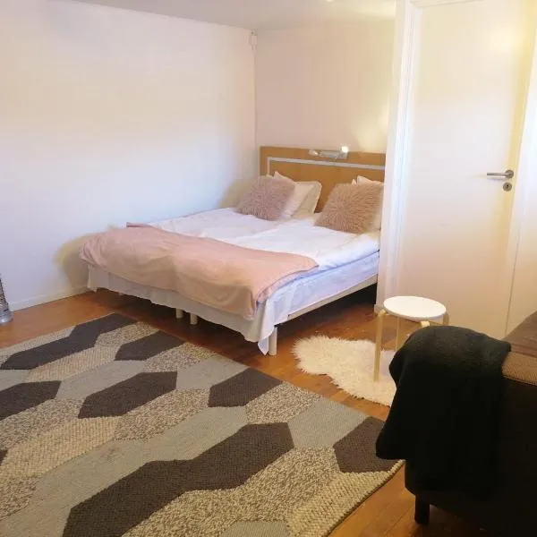 Ett rums lägenhet med egen ingång, parkering, hotel v destinaci Örebro