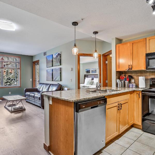 Fenwick Vacation Rentals Inviting Rocky Mountain HOT TUB in Top Rated Condo