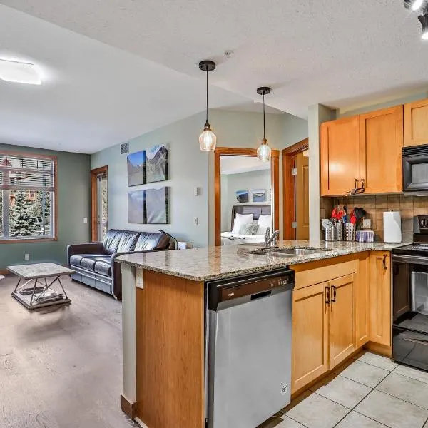 Inviting Rocky Mountain HOT TUB in Top Rated Condo managed by Little Sister Getaways, hotel in Canmore