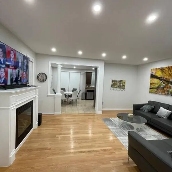 Luxury 4-Bedrooms Home…, hotel in Brampton