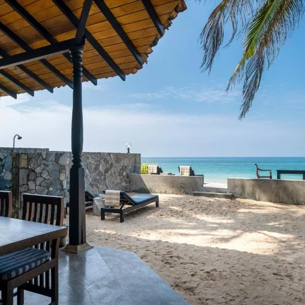 Blue Parrot Beach Villa, hotelli kohteessa Ambalangoda