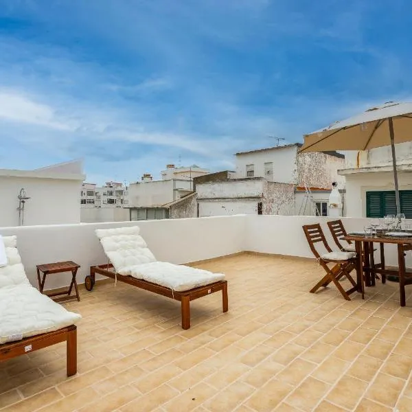 Tia Anica House II - apartment with terrace in central Fuseta beach village, hotel in Fuzeta