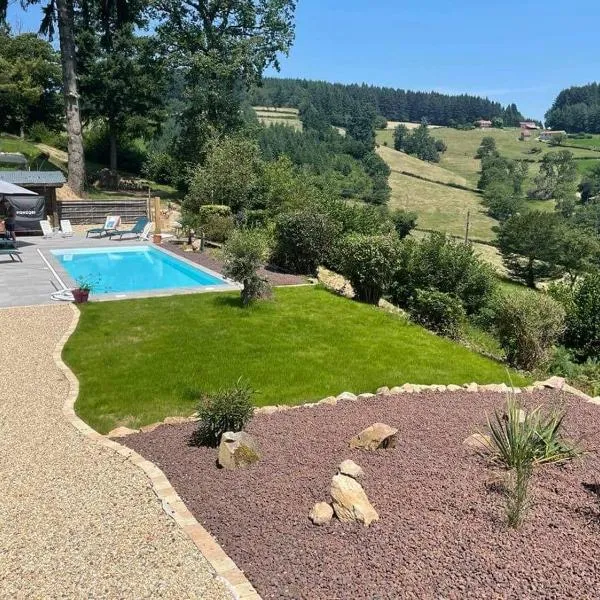 Gezellige luxe caravan met zwembad in zuid- Bourgogne, hotel in Saint-Bonnet-des-Bruyères