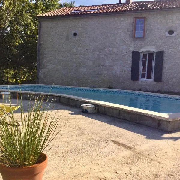 Belle et spacieuse chambre d’hôtes avec piscine, hotel en Savignac-de-Duras
